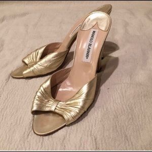 Manolo Blanik gold mules